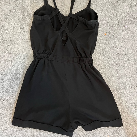 Black BCBG romper short pants jumpsuit with low back detail and pockets size 4 - Picture 12 of 14